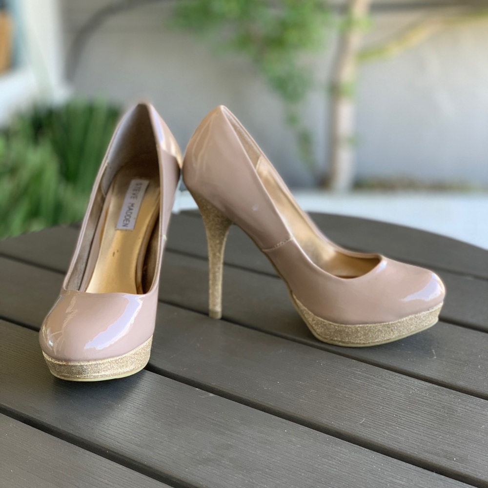 Beige patent leather heels with glitter detail